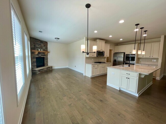 Building Photo - Gorgeous 5 bedroom 3.5 bath home in desira...