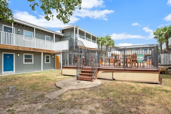 Building Photo - 2401 Manor Rd