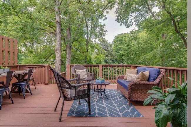 Building Photo - 2610 Woodlawn Dr