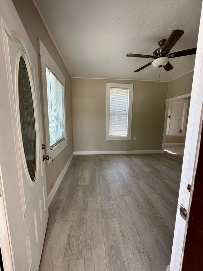 Building Photo - Updated Corner Lot Home – 2bd/2ba