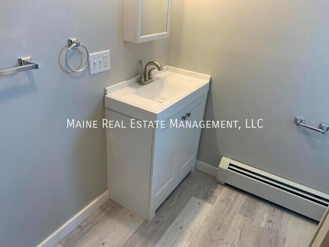 Building Photo - 372 Hammond St