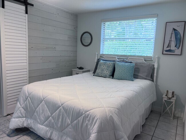 Building Photo - Beautiful Pool Home in East Venice