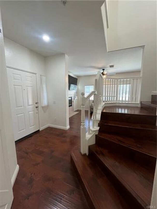 Building Photo - Beautifully designed townhome