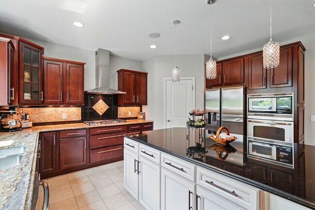 Building Photo - Five Bedroom House in Deerfield Township!