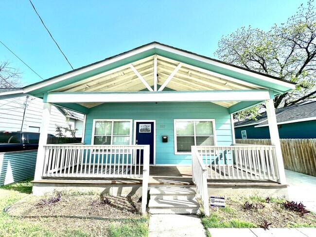 Building Photo - 3 Bedroom / 2 Bathroom super cute house for lease!