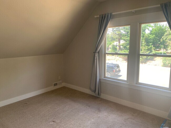 Building Photo - Spacious 3 bedroom home with two separate ...