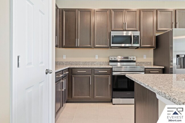 Building Photo - FULLY FENCED, LIKE NEW 3/2/2 IN DESIRABLE PINE GROVE