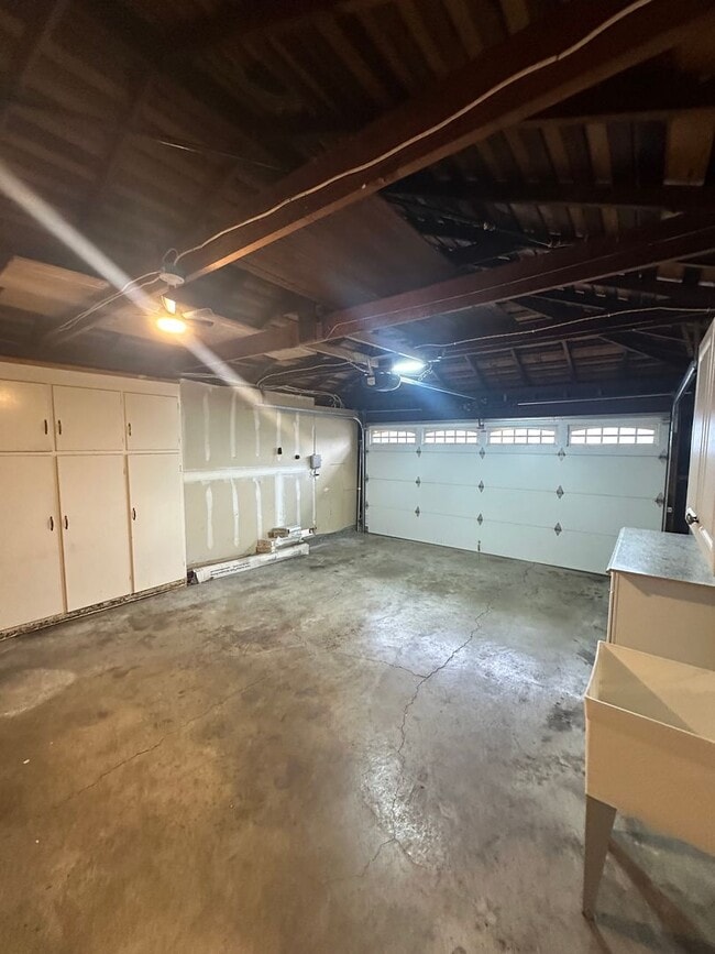 Building Photo - Gorgeous, 3 bedroom, 2.5 bath home, ready for move in