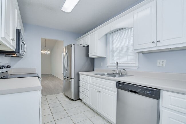 Building Photo - 2 Bedroom 2 Bath Townhouse