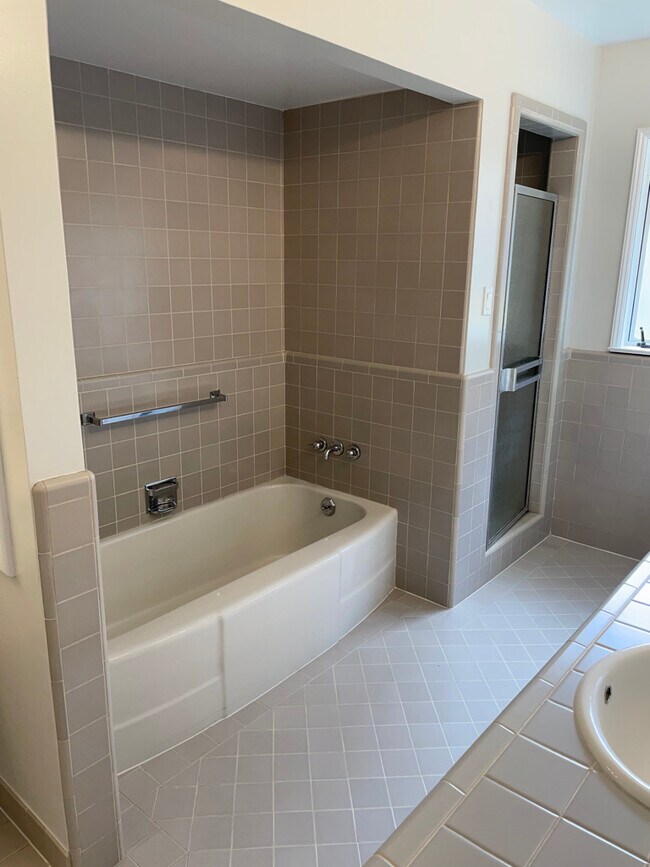 Main bath - 22 Pinecrest Terrace