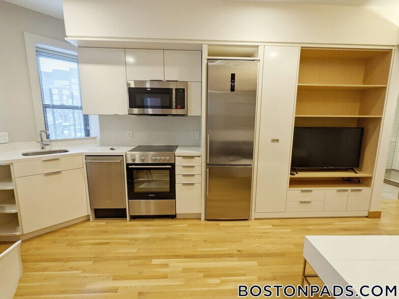 Building Photo - 115 Mt Auburn St