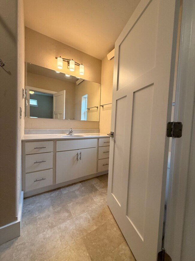 Building Photo - 525 E Kiowa St