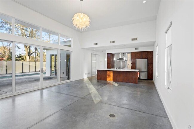 Building Photo - 935 Custer Ave SE