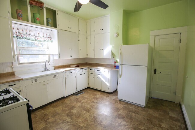 Building Photo - 2 Bed 1 Bath + Garage and Yard