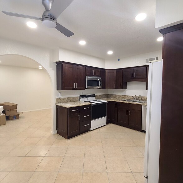 Building Photo - 261 Cottonwood Dr