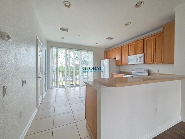 Building Photo - 3Bdrm Townhome -- Gated Community of Vista...