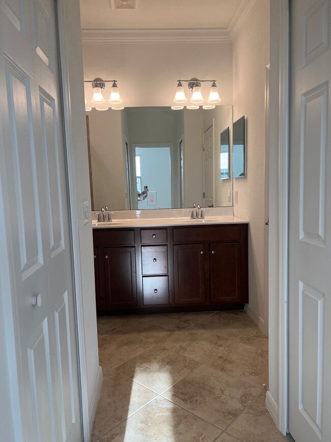 Building Photo - 3BR/2.5BA/1CG Townhome in Gran Paradiso