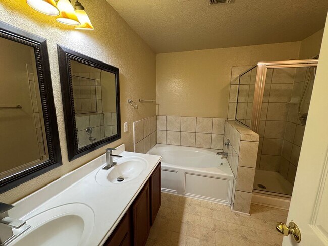 Building Photo - Move-In Ready 3BR Home with Open Living & Large Backyard Leon Valley | 410 & Bandera Rd