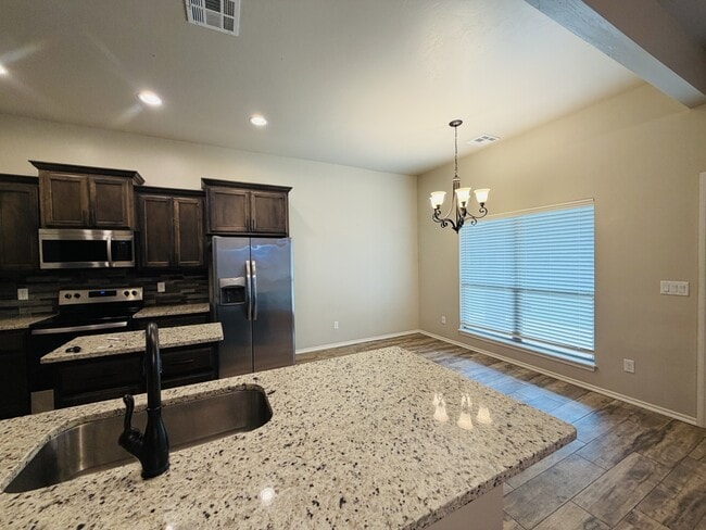 Building Photo - 465 Maple Dr