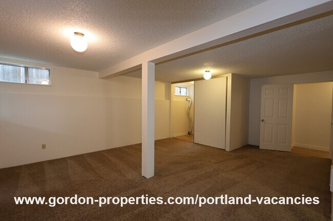 Building Photo - SE 15th Ave - remodeled 3 bedroom duplex w...