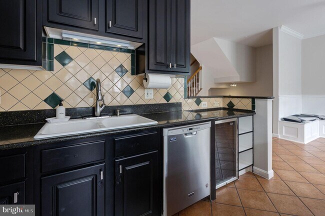 Building Photo - 434 Clayton Ln