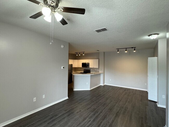 Building Photo - 625 Fairway Dr