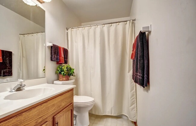 Building Photo - Comfortable Living in a Desirable Area