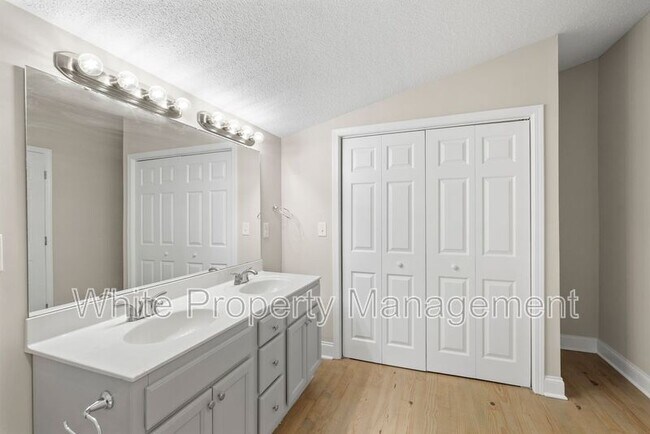 Building Photo - 403 Rich St