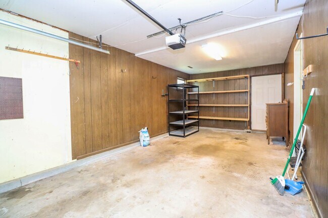 Building Photo - 3 bedroom home located in Russel Blvd School district!