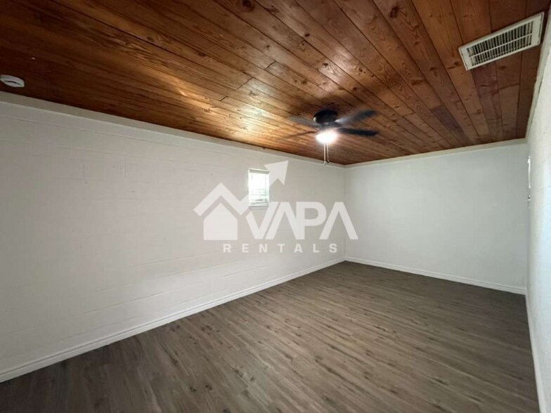 Building Photo - 302 Bonair Dr