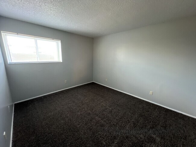 Building Photo - 2 Bedroom 1 Bathroom Garden Level Apartment in Aurora