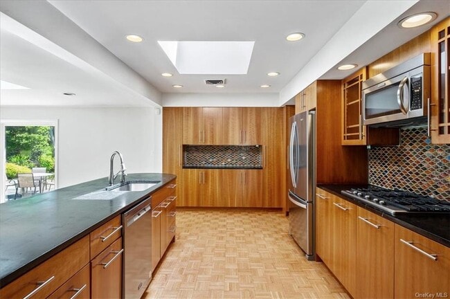 Building Photo - 112 Old Mountain Rd