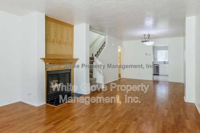 Building Photo - 205 S Redwood Ave