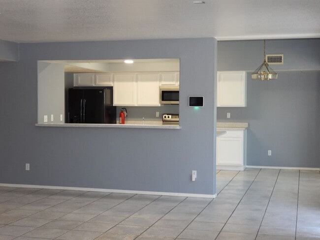 Building Photo - 5 bedroom 3 bath