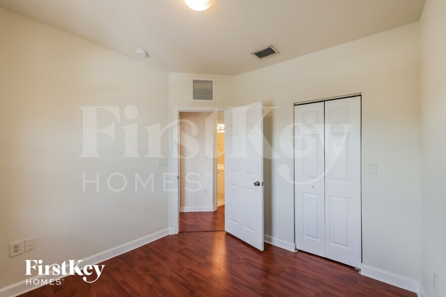 Building Photo - 1490 NE 33rd Rd