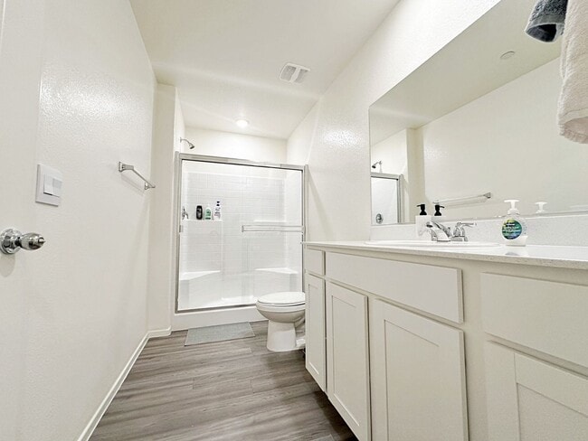 Building Photo - FURNISHED 3 BEDROOM + LOFT TOWNHOME WITH 2 CAR GARAGE