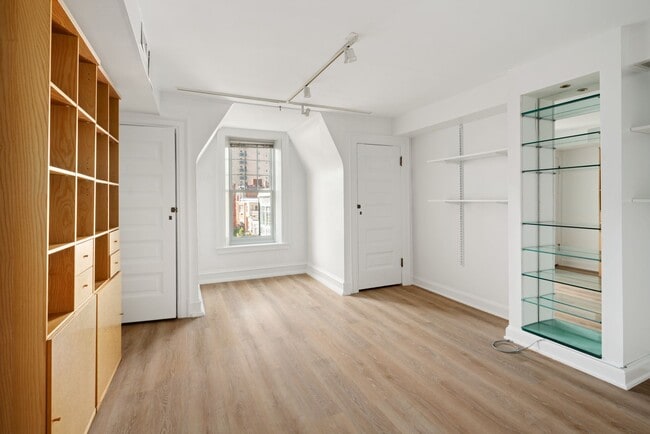 Building Photo - Incredible Rittenhouse Home