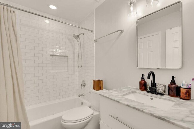 Building Photo - 2536 S Walter Reed Dr