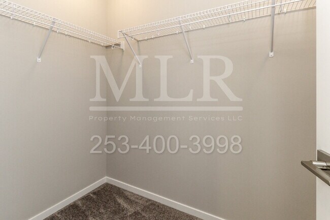 Building Photo - Nearly New Scenic Hill Home with Spacious ...