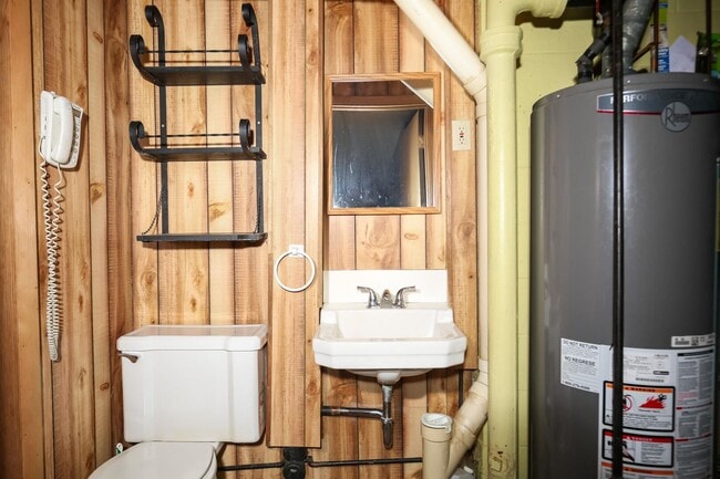 Building Photo - 1705 Elmwood Dr