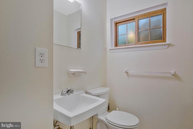 Building Photo - 607 Ridge Dr