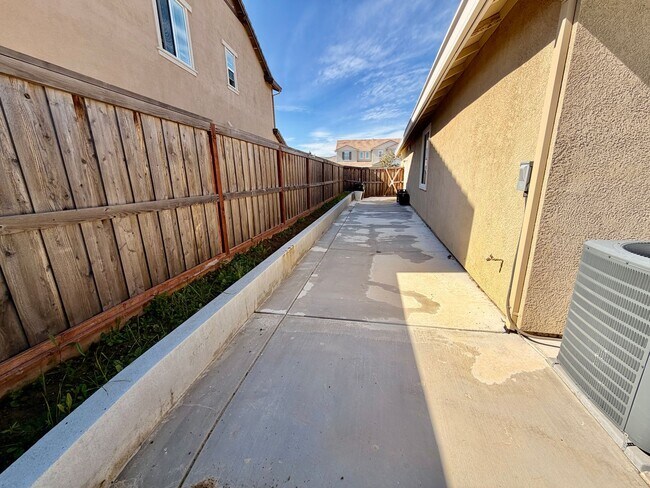 Building Photo - Vacaville 4 Bed | 3 Bath | Single-Story | 2,490 SF | Built in 2021