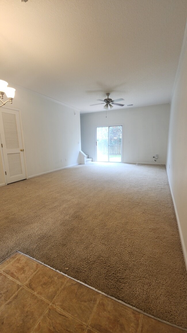 Building Photo - Lovely 2 bedroom move-in ready condo locat...