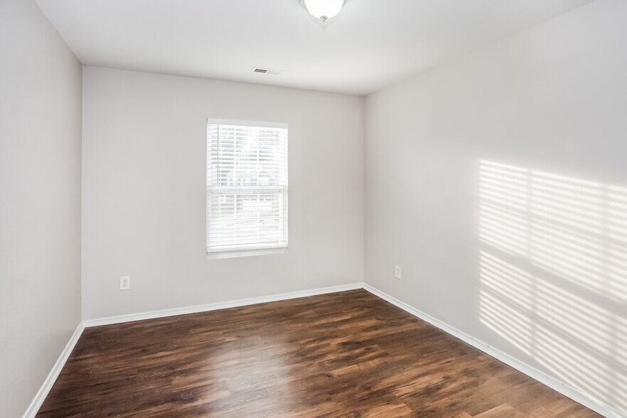 Building Photo - 910 Willow Wind Dr
