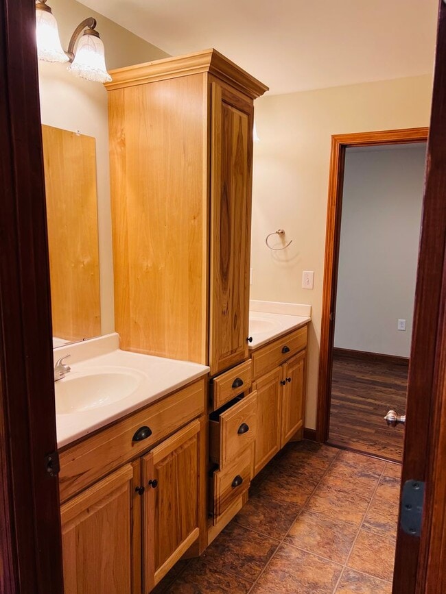 Building Photo - 2 bed 1.5 Bath Single Family Home