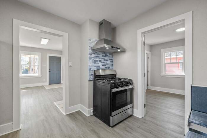 Building Photo - 1610 Division St