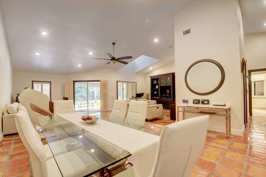 Building Photo - 4666 Fountains Dr S