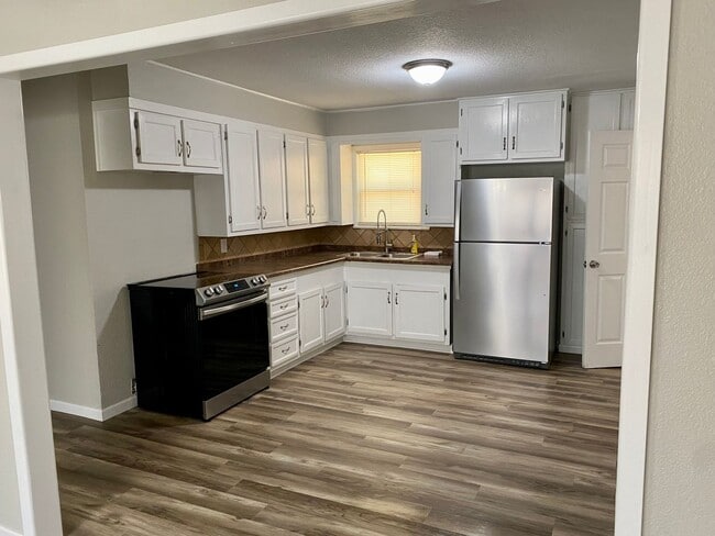 Building Photo - 3/1/1 Ready April 1