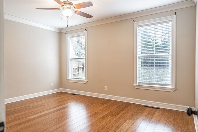 Building Photo - 445 N May St