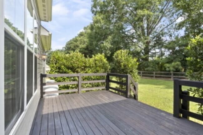 Building Photo - 585 Herons Brook Dr
